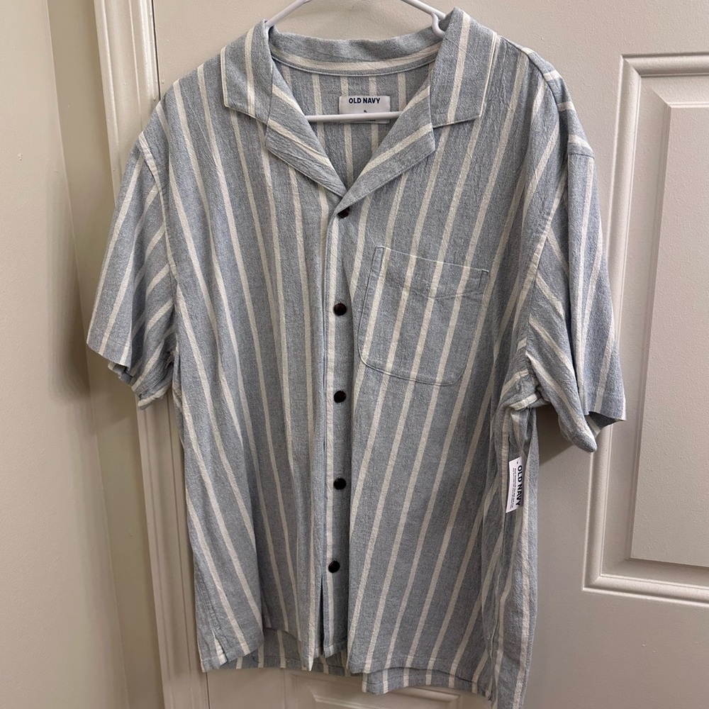 Men’s XL
Old Navy
1/4 sleeve button up 
Blue & white striped
NWT